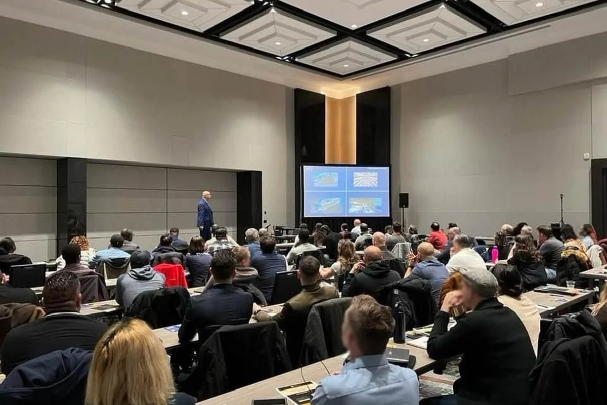 Jose Salloum presenting to a seminar room of attendees in Laval